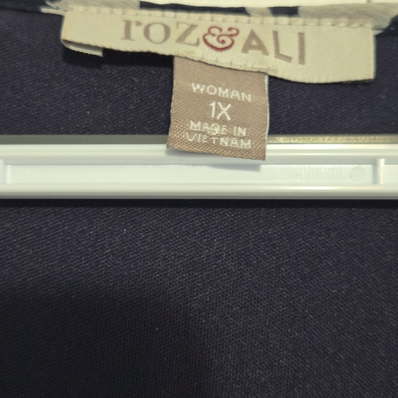 Roz & Ali Navy and Cream Floral Blouse - Size 1X - Picture 2 of 7